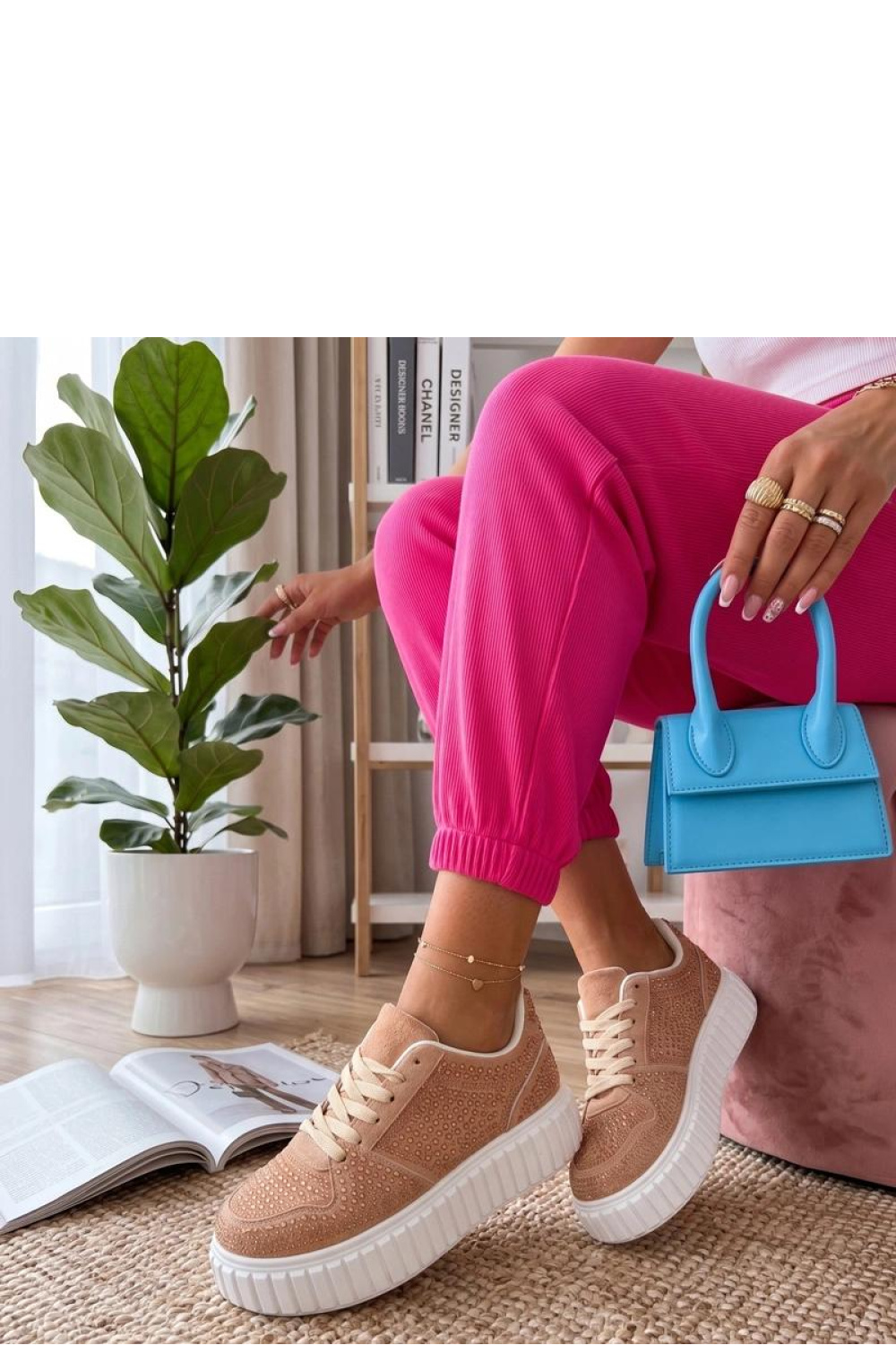 Sportschoenen op een platform Solea