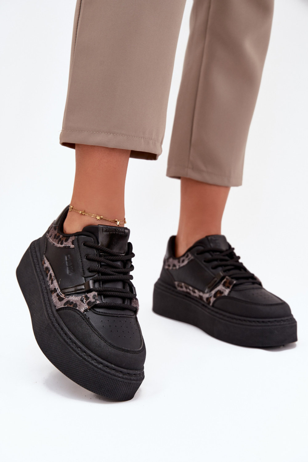 Sportschoenen op een platform Step in style