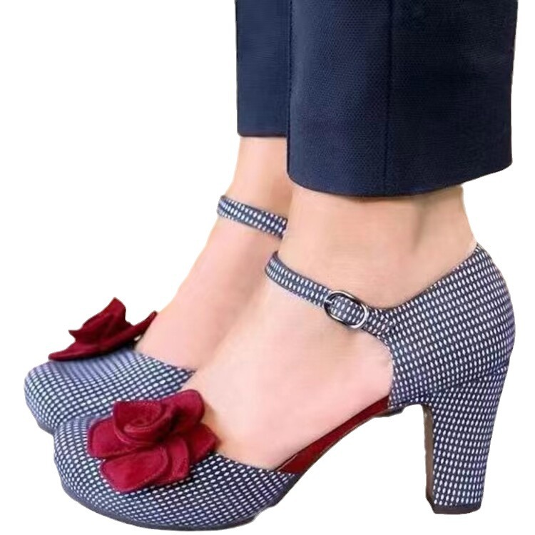 Red Camellia Lattice Hollow Sandals With A Round Toe And A Single Strap Buckle foto 3