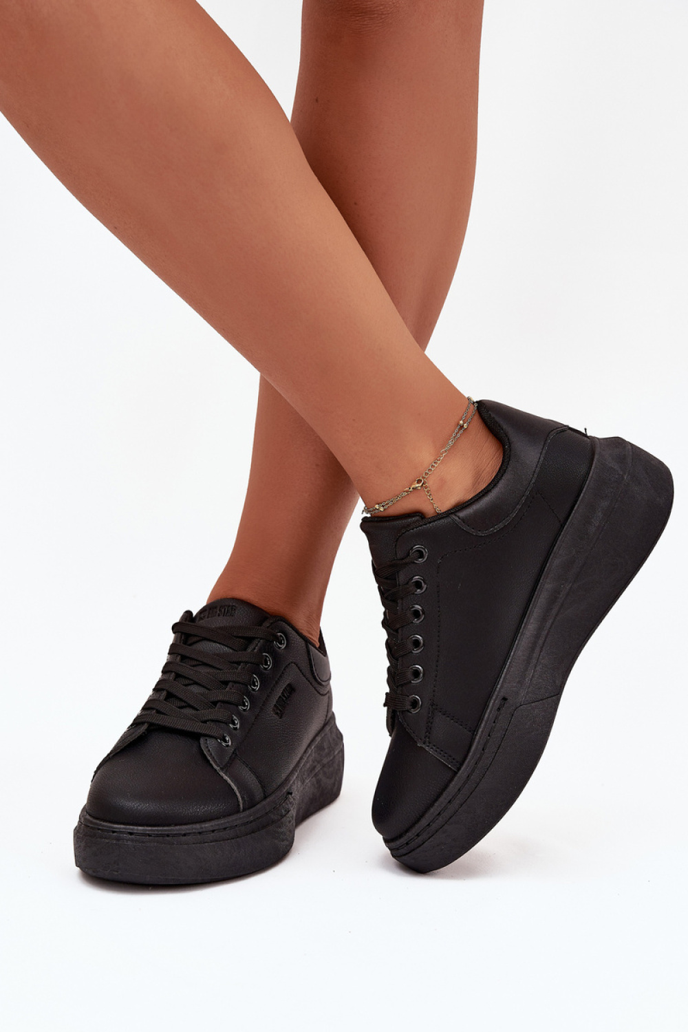 Sportschoenen op een platform Step in style