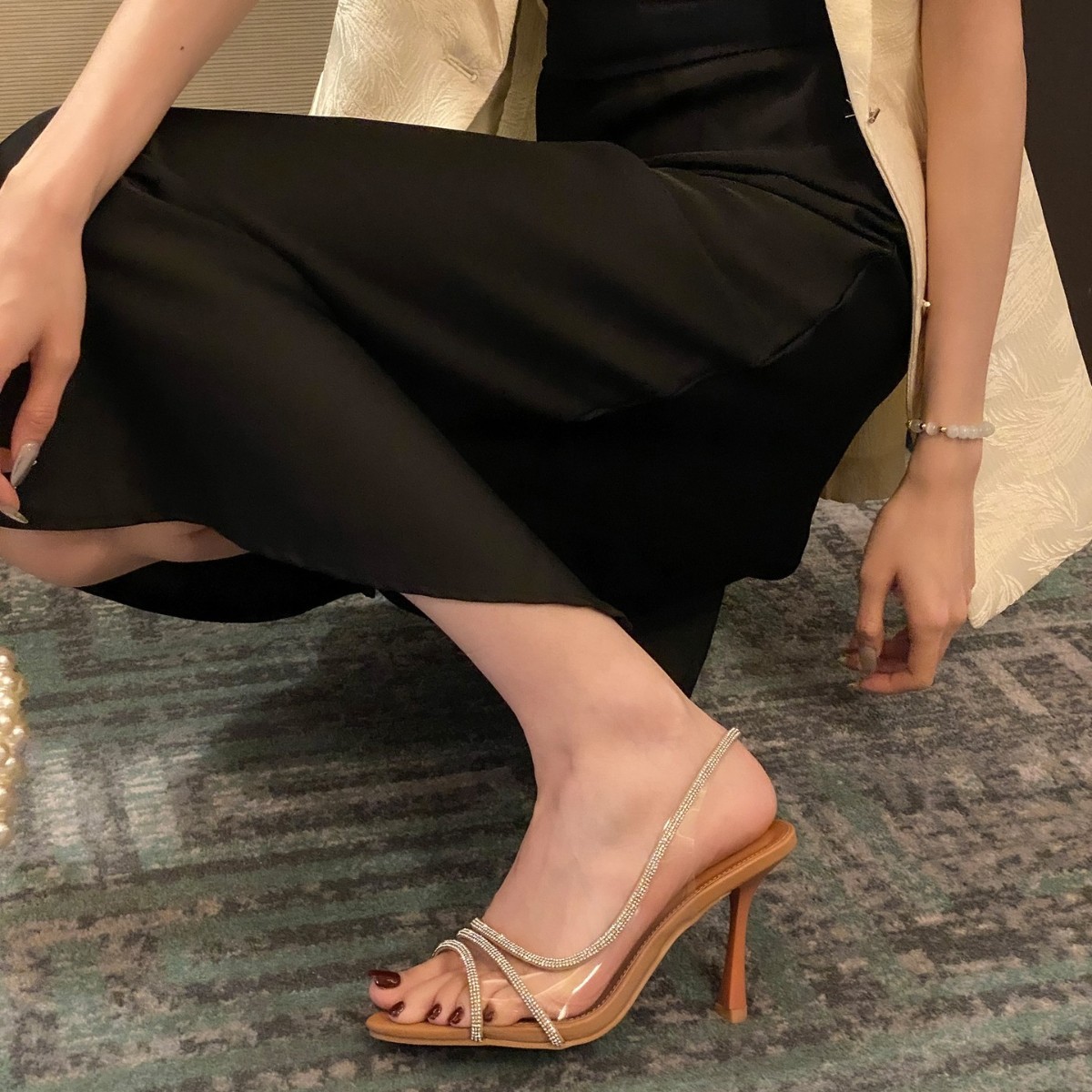 Sequin And Rhinestone Encrusted Transparent Peep Toe Stilettos foto 4
