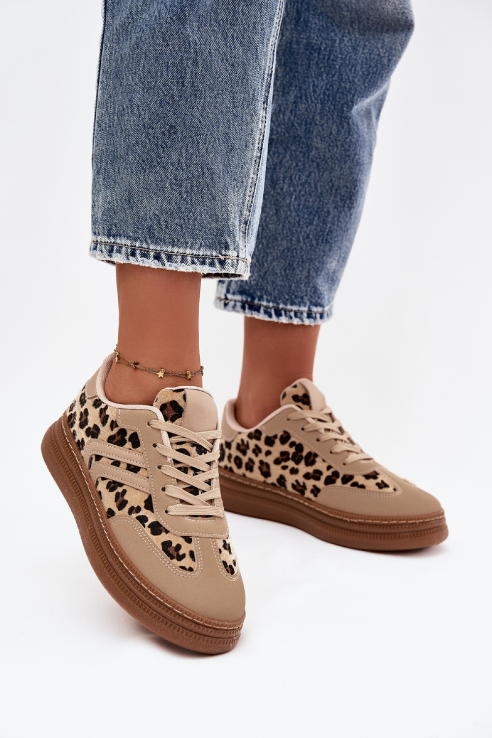 Sportschoenen op een platform Step in style