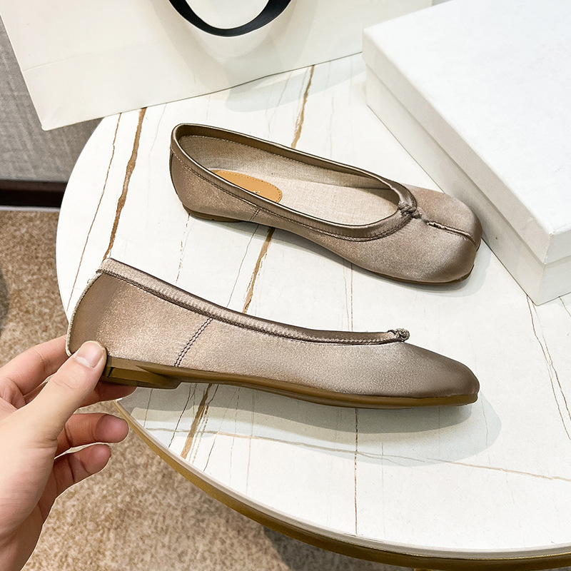 Split-toe Shoes With A Flat Sole Versatile Design And Silk Fabric For A Slimming Look foto 5