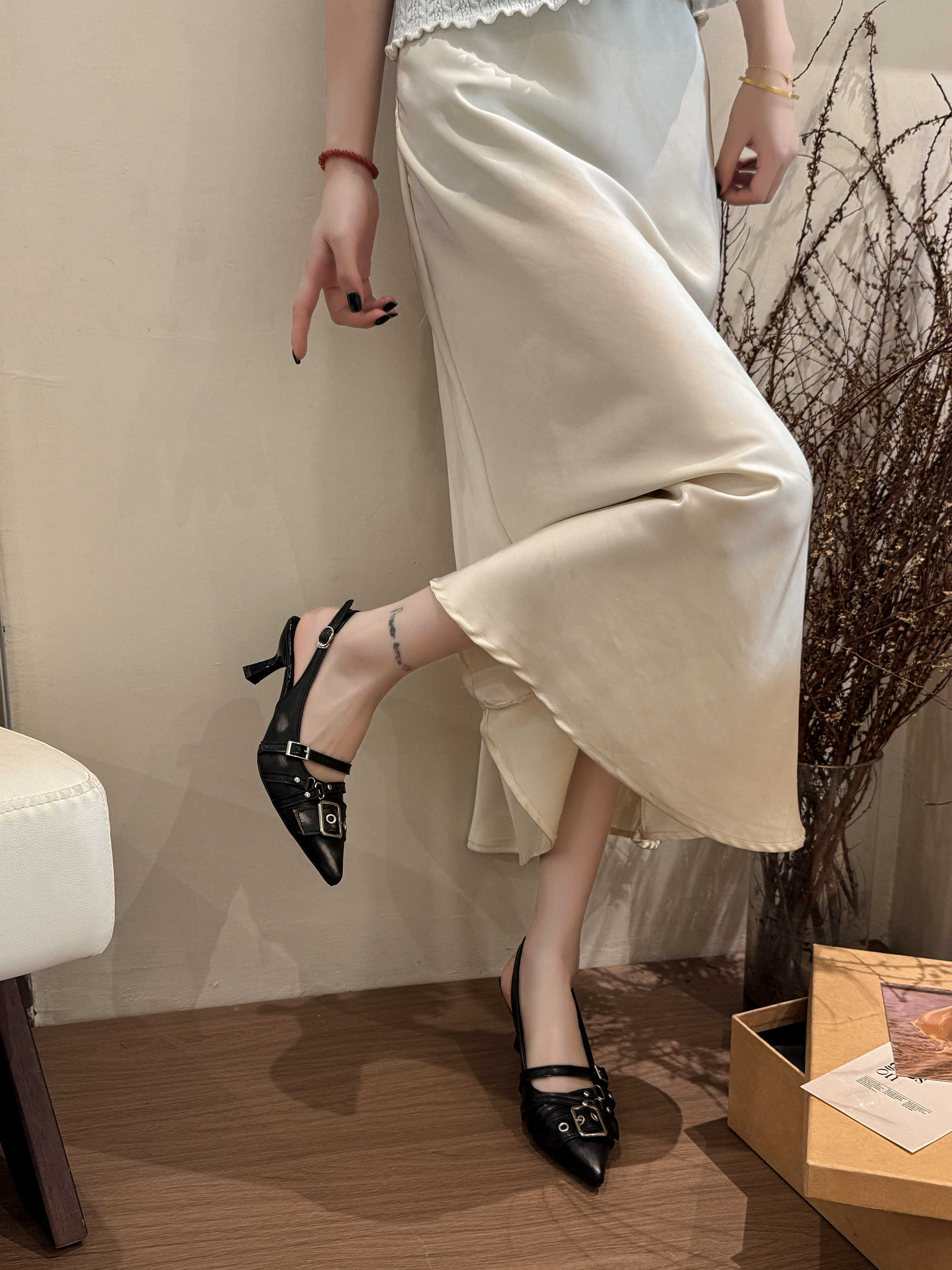 New Belt Buckle Pointed High Heels foto 5
