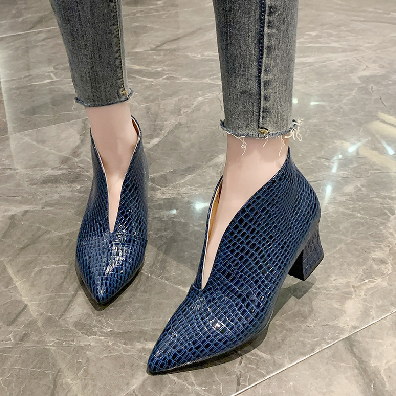 V Cut Women's Fashion Pointed Embossed Chunky Heel Martin Boots foto 2