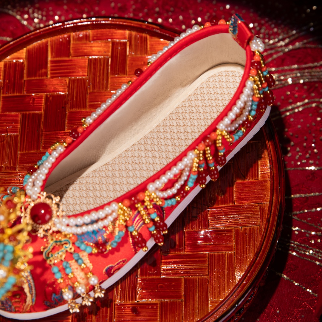 Handmade Original Chinese-Style M Ing Dynasty Wedding Shoes For Women, Red Beaded Xiuhe Bride Shoes, Premium Traditional Chinese Wedding Shoes foto 4