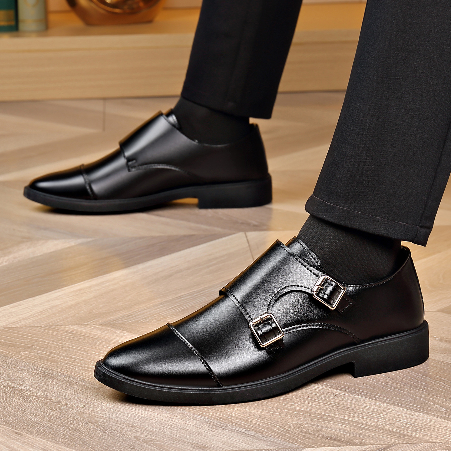 Large Size Soft Bottom Men's All-match Metal Slip-on Leather Shoes foto 3