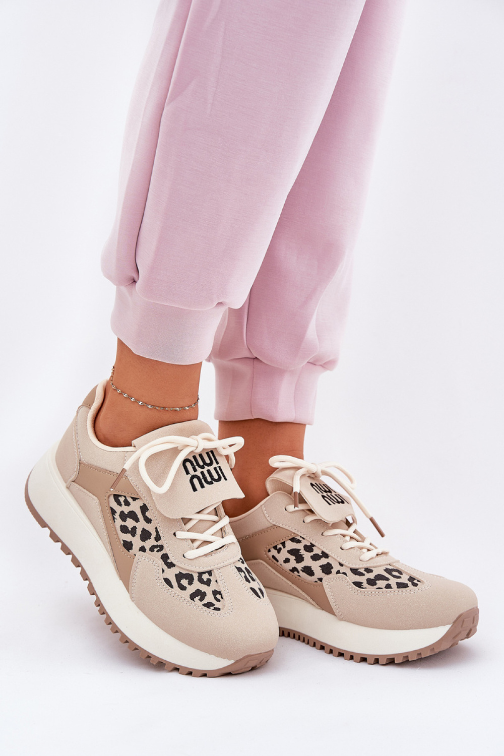 Sportschoenen op een platform Step in style