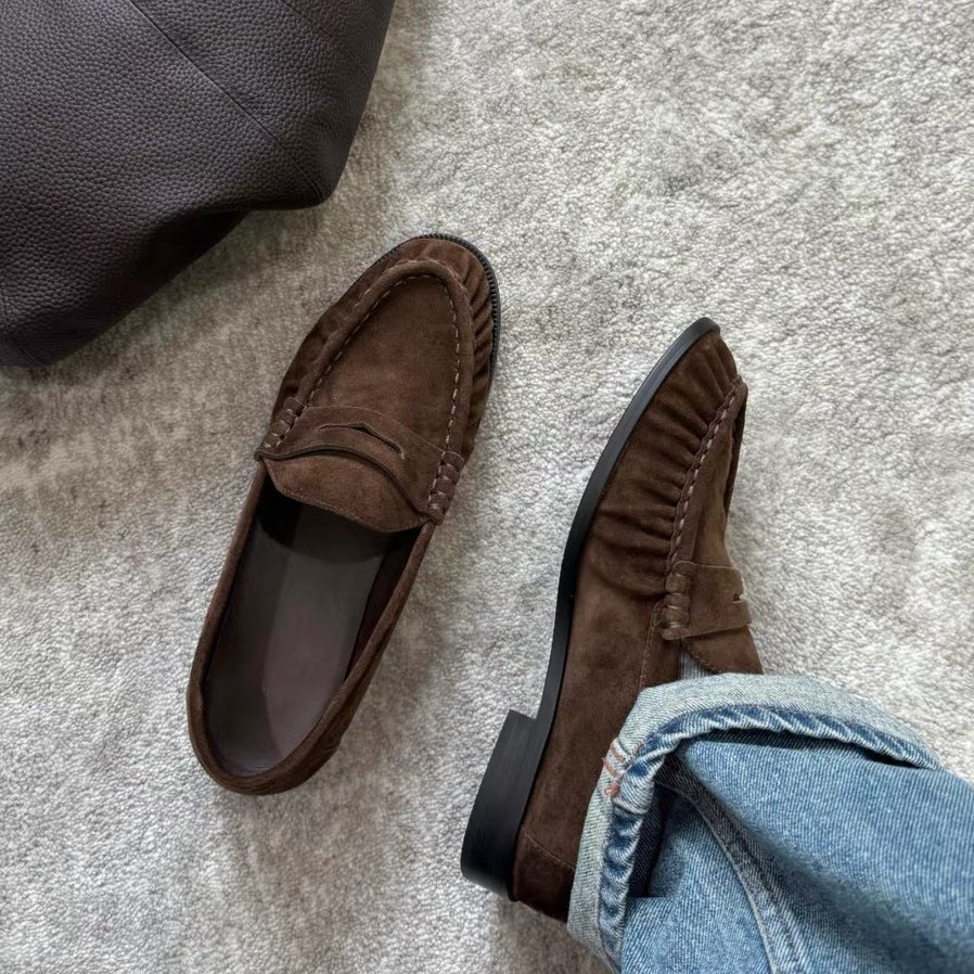 New Retro Round-Toe Pleated Suede Chunky-Heel Loafers foto 2