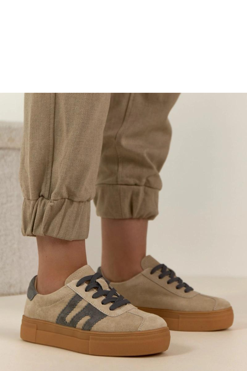 Sportschoenen op een platform Solea