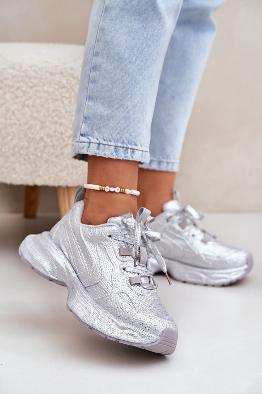 Sportschoenen op een platform Step in style