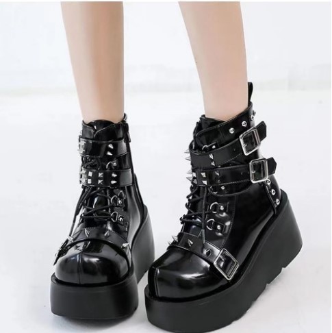 Stylish And Super-cool Chunky Round-toe Dr Martens Boots Designed Specifically For Women foto 2
