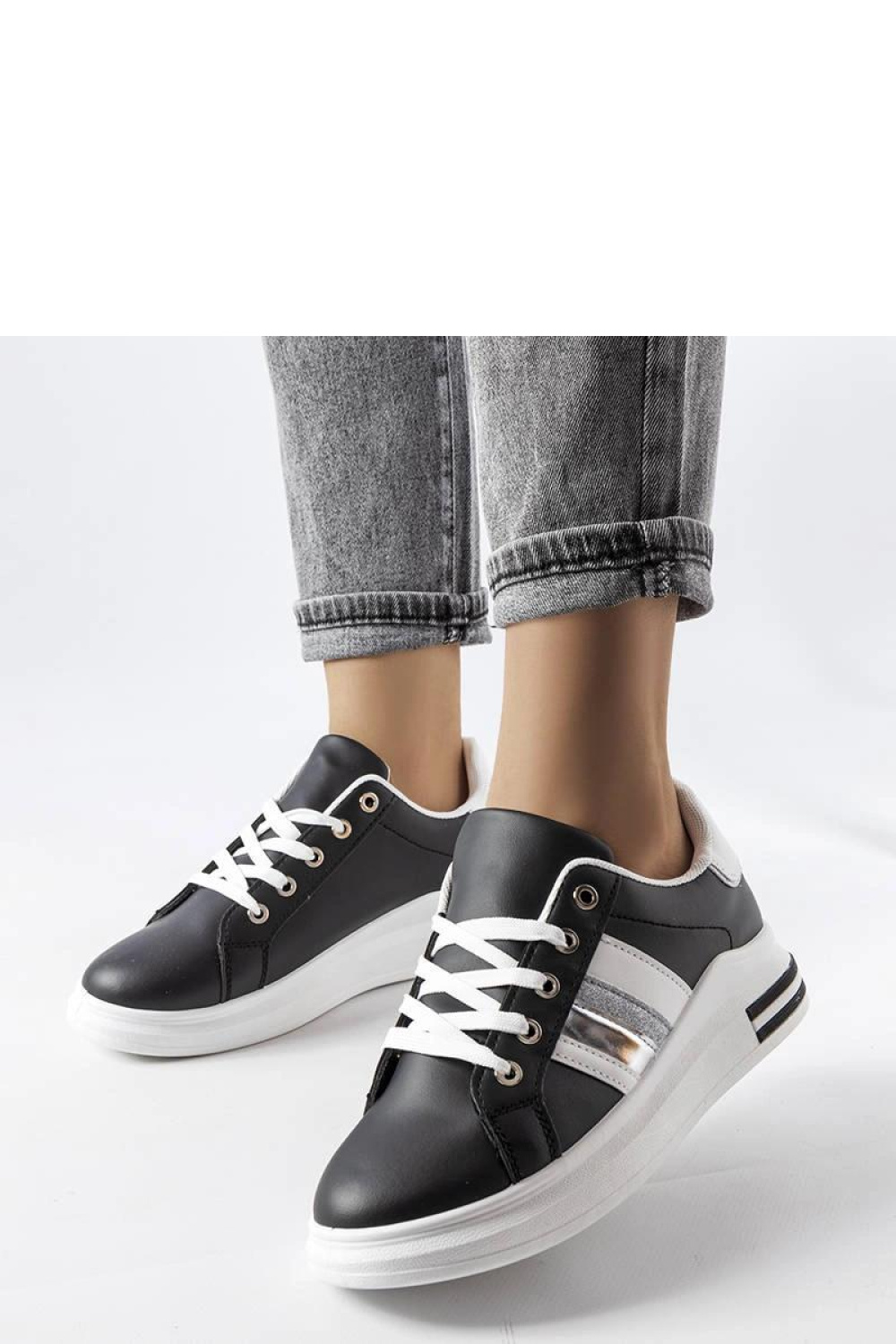 Sportschoenen op een platform Solea