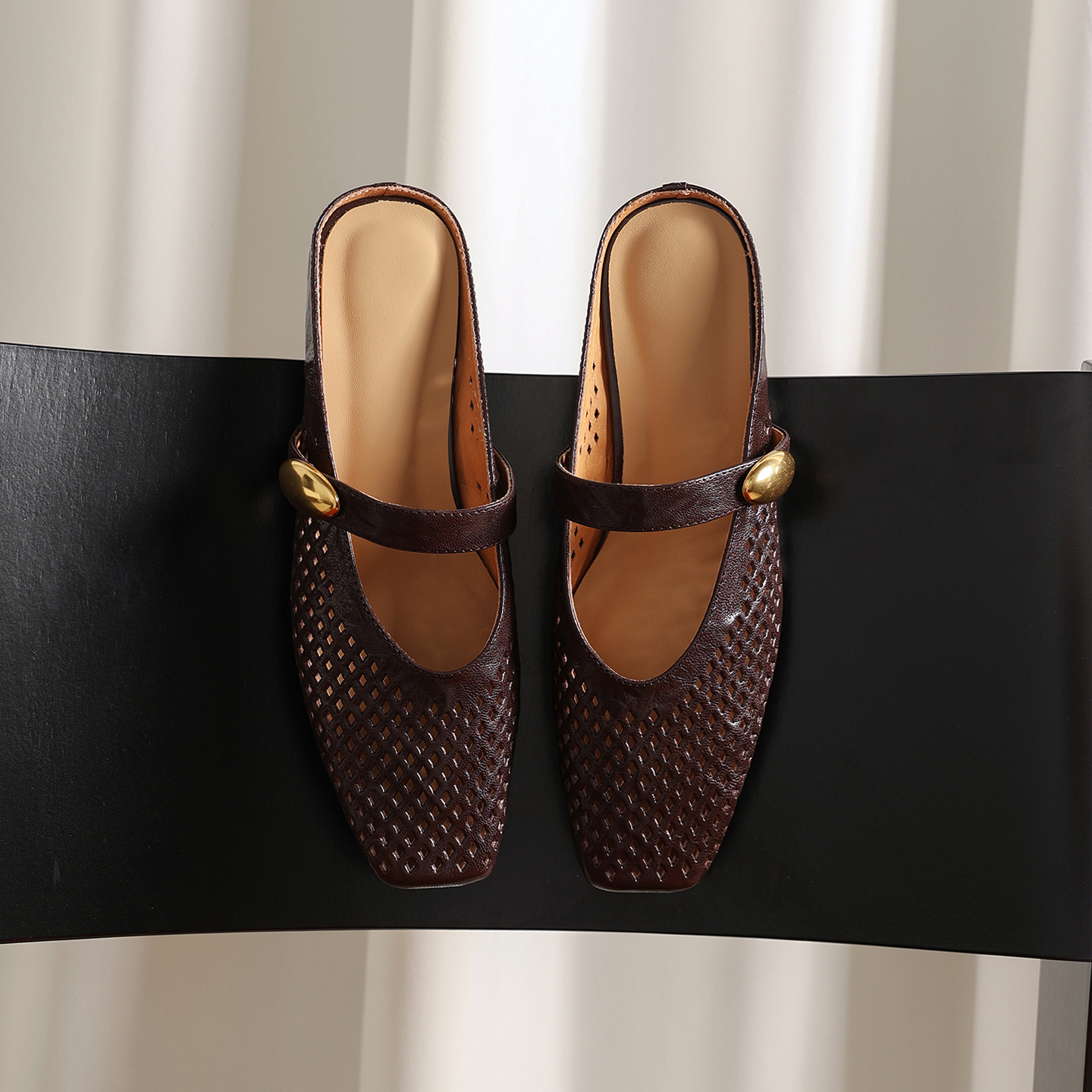 Women's Premium Full-Grain Sheepskin Perforated Mary Jane Mules, Low Block Heel Square Toe Slides foto 5