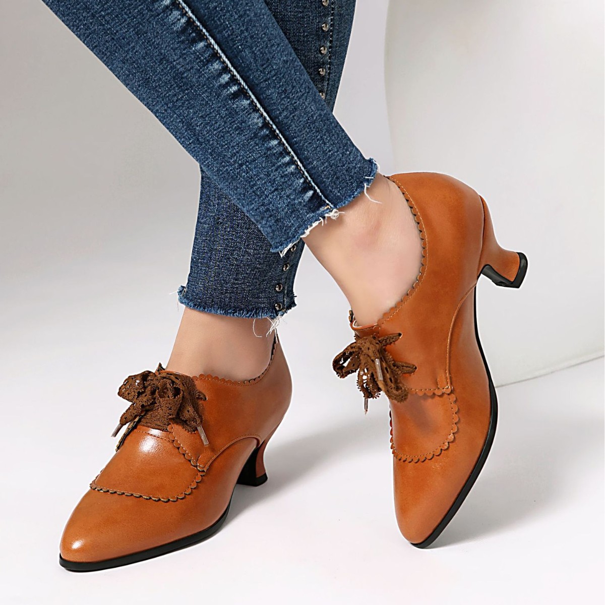 Fashionable High-Heel Plus-Size Embossed Floral Lace-Up Pointed-Toe Womens Pumps foto 2