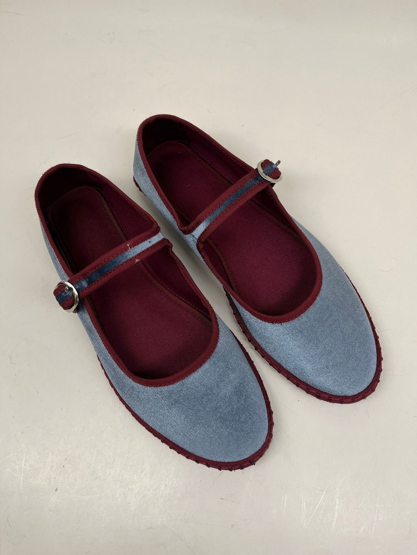 Womens Velvet Shoes With A Flat Sole And Pointed Toe