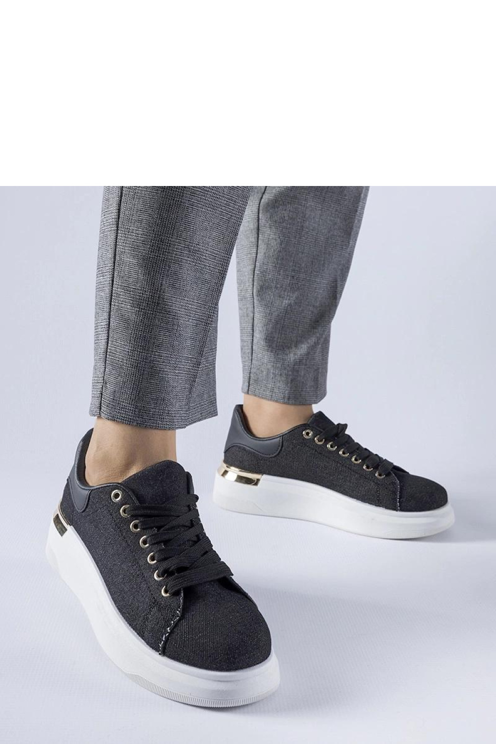 Sportschoenen op een platform Solea