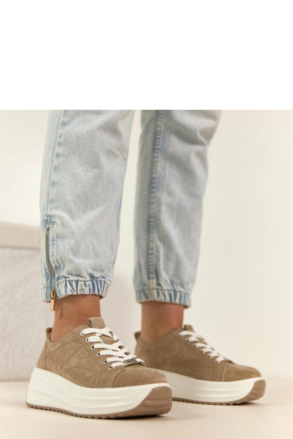 Sportschoenen op een platform Solea