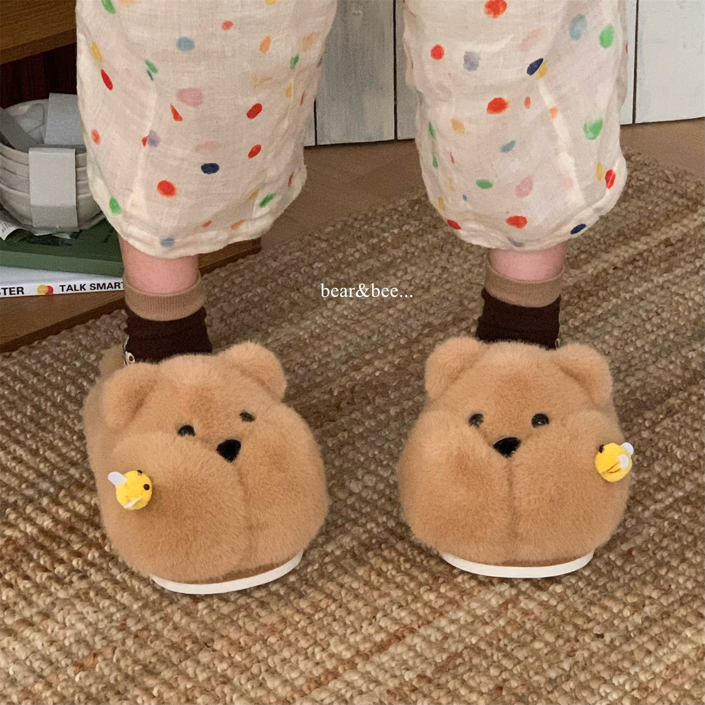 Cute And Fun Chubby Bear Slippers Stung By A Bee foto 5