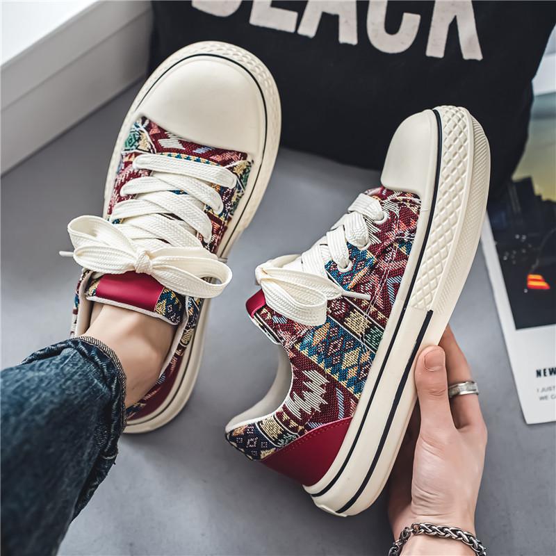 Casual Graffiti Embroidered Canvas Shoes foto 3