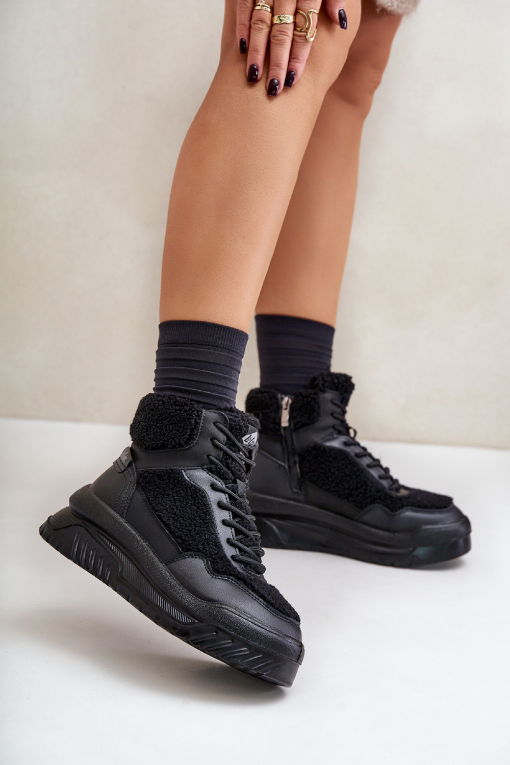 Sportschoenen op een platform Step in style