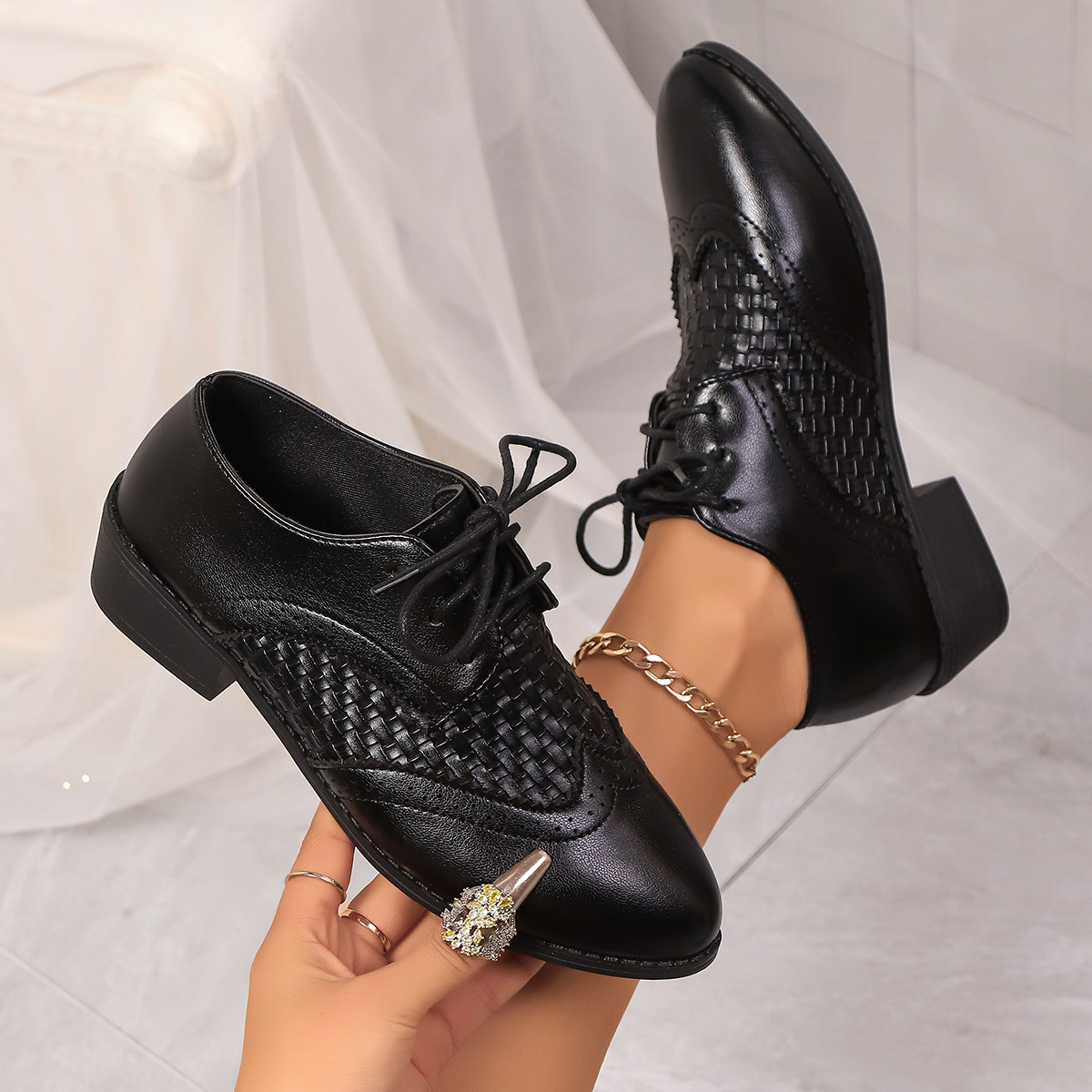 Retro Soft Leather Low Heel Brogue Lace-up Flat Pointed Pumps foto 4