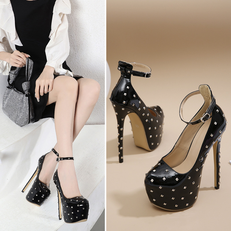 Studded High-heeled Pumps For The Runway foto 4