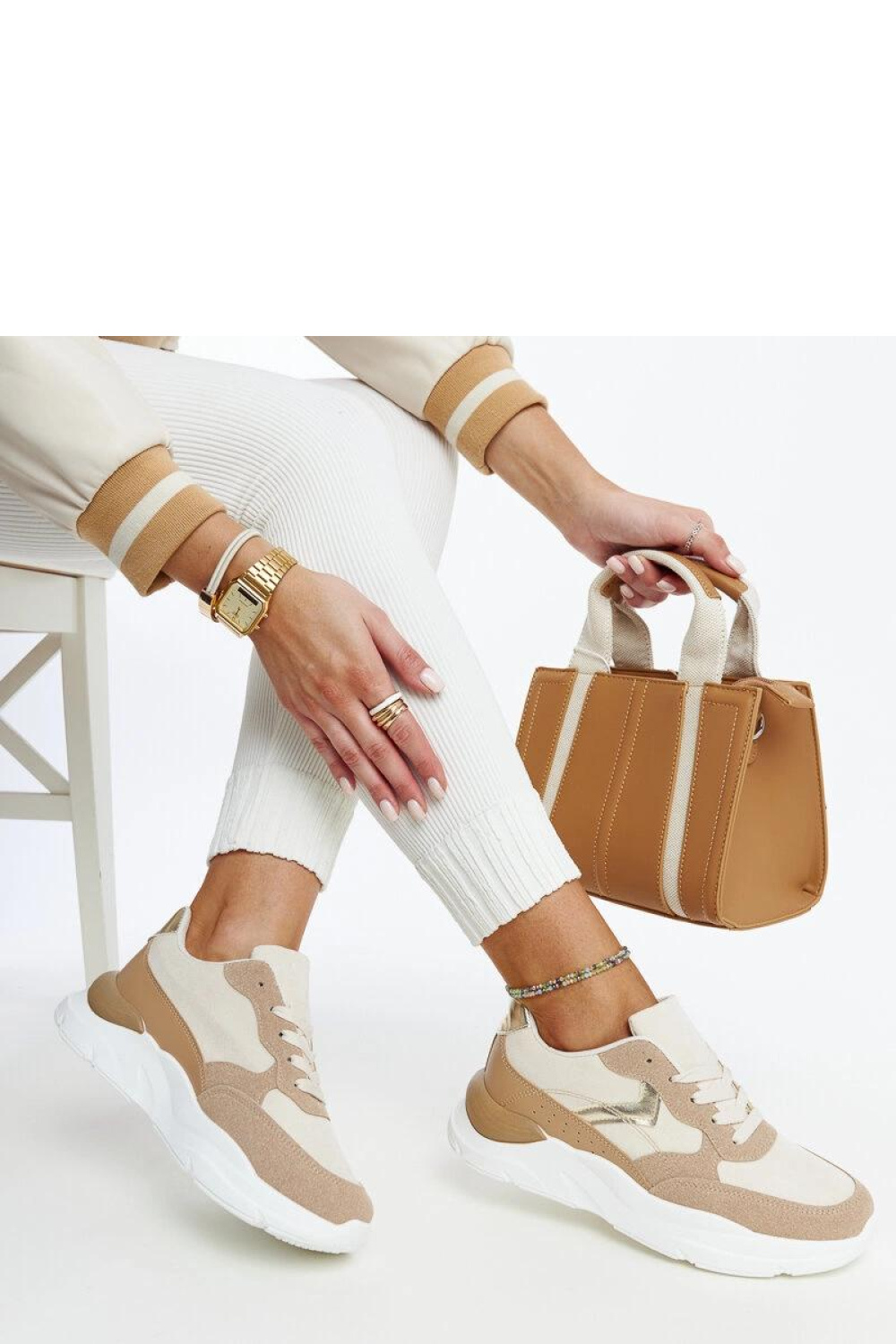 Sportschoenen op een platform Solea