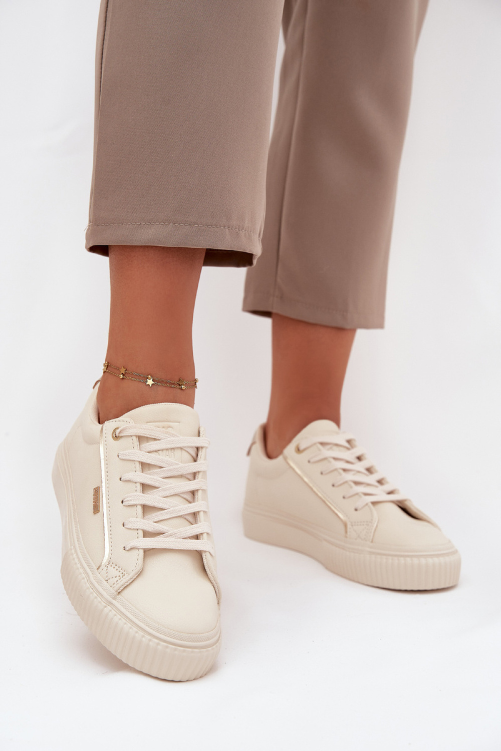 Sportschoenen op een platform Step in style