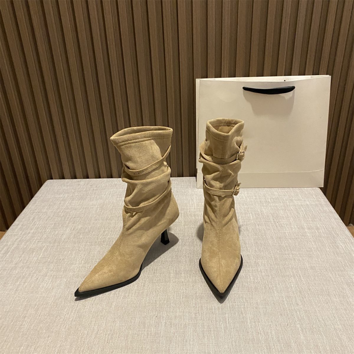 Cuffed Leather Boots With A Buckle foto 4