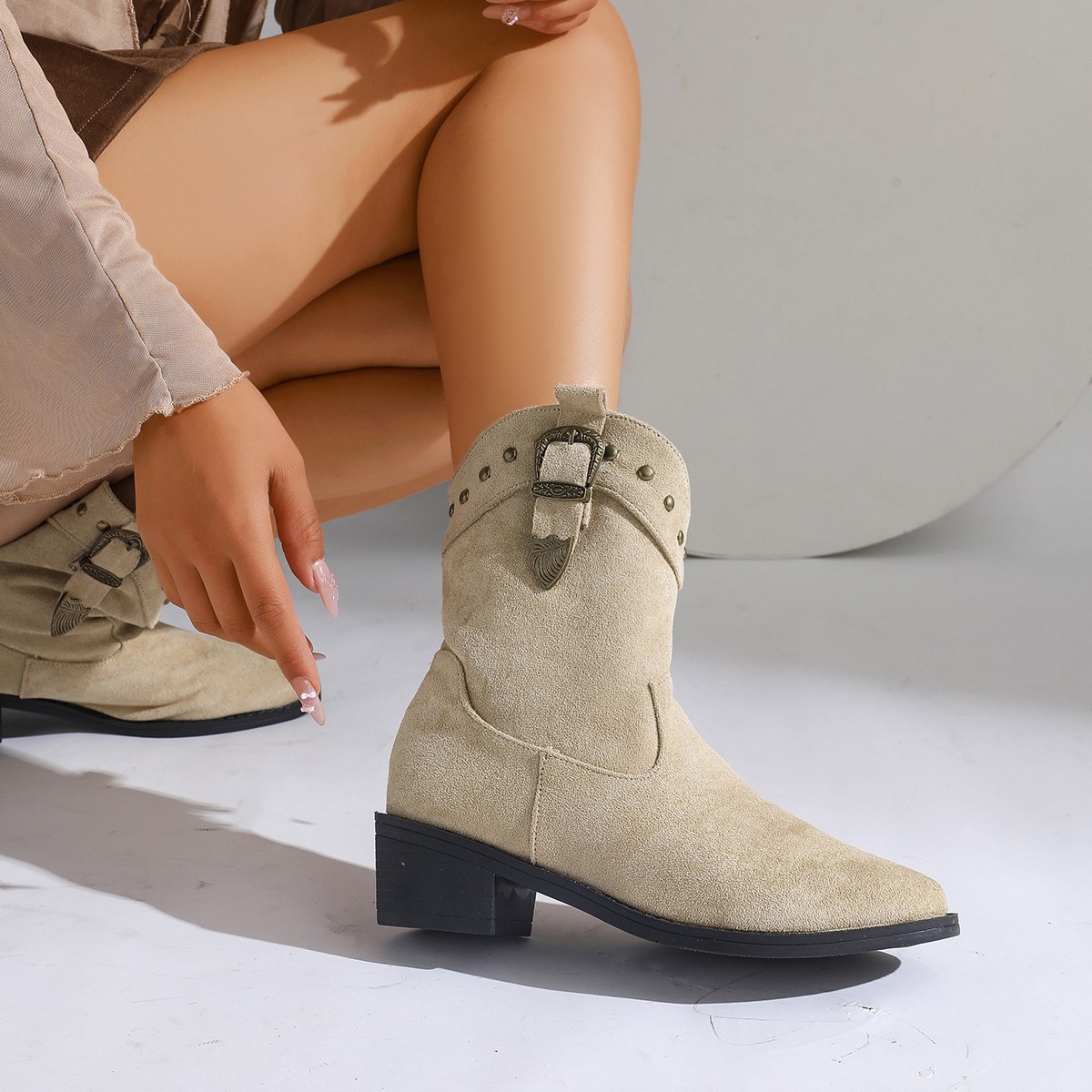 New Pointed Stitching Rivet Sleeve Women's Mid Boots foto 4