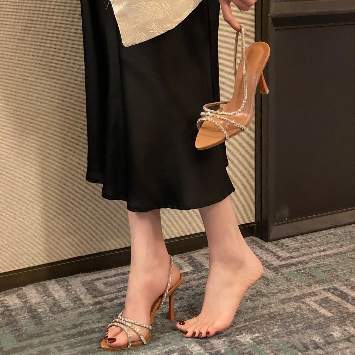Sequin And Rhinestone Encrusted Transparent Peep Toe Stilettos foto 5