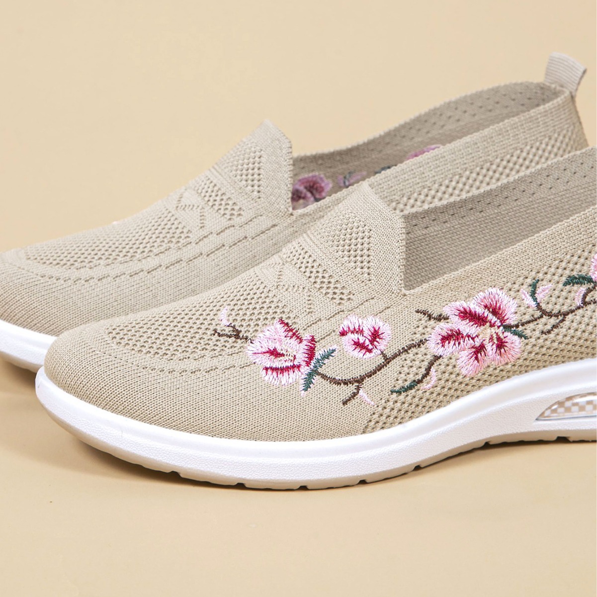 Women's Breathable Cloth Shoes Fashion Embroidery Soft Sole Shoes foto 5