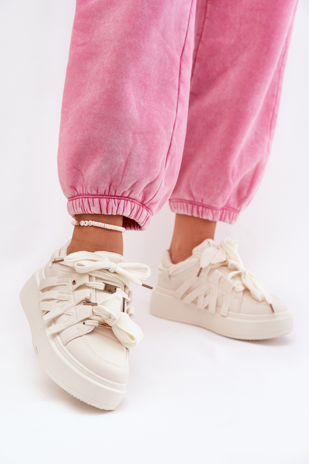 Sportschoenen op een platform Step in style