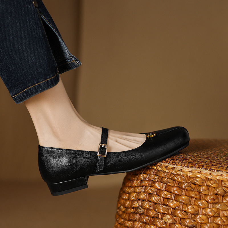 The Woman Is Wearing Low-heeled Mary Jane Shoes foto 4