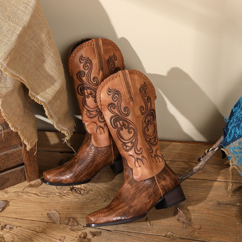 Riding Boots With A Chunky Heel And Embroidery Available foto 5