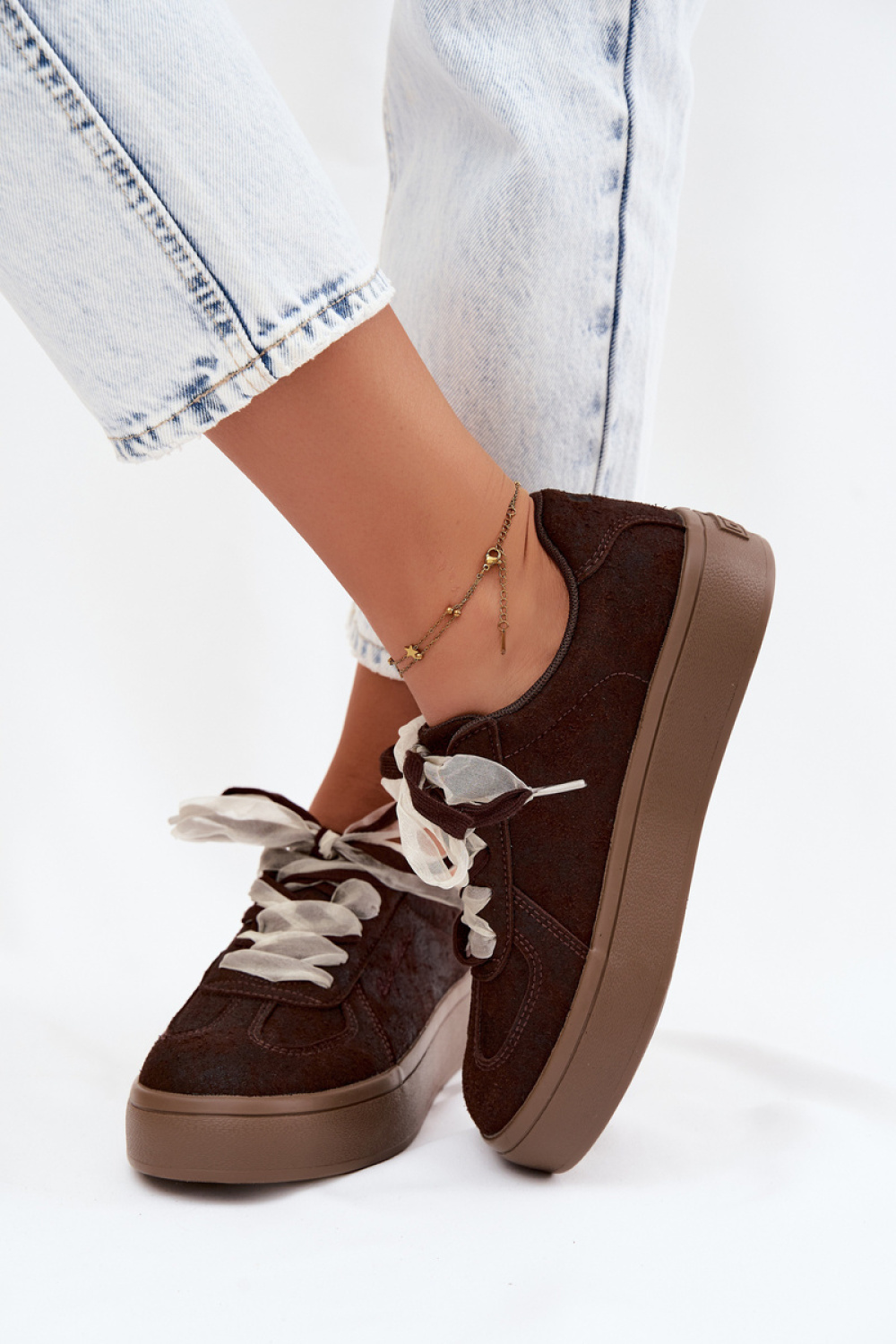 Sportschoenen op een platform Step in style foto 3