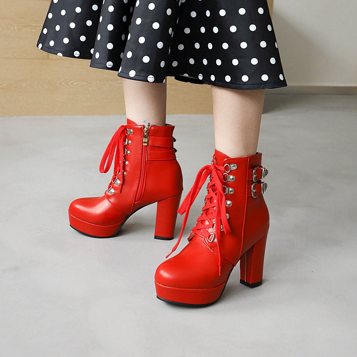 Womens Shoes And Boots In Various Sizes With Chunky Heels foto 4