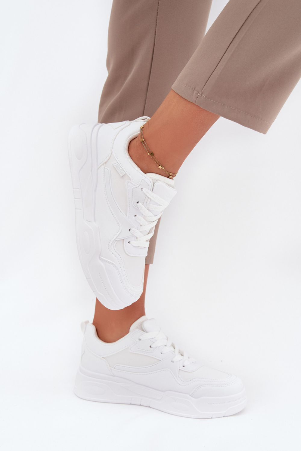 Sportschoenen op een platform Step in style foto 3