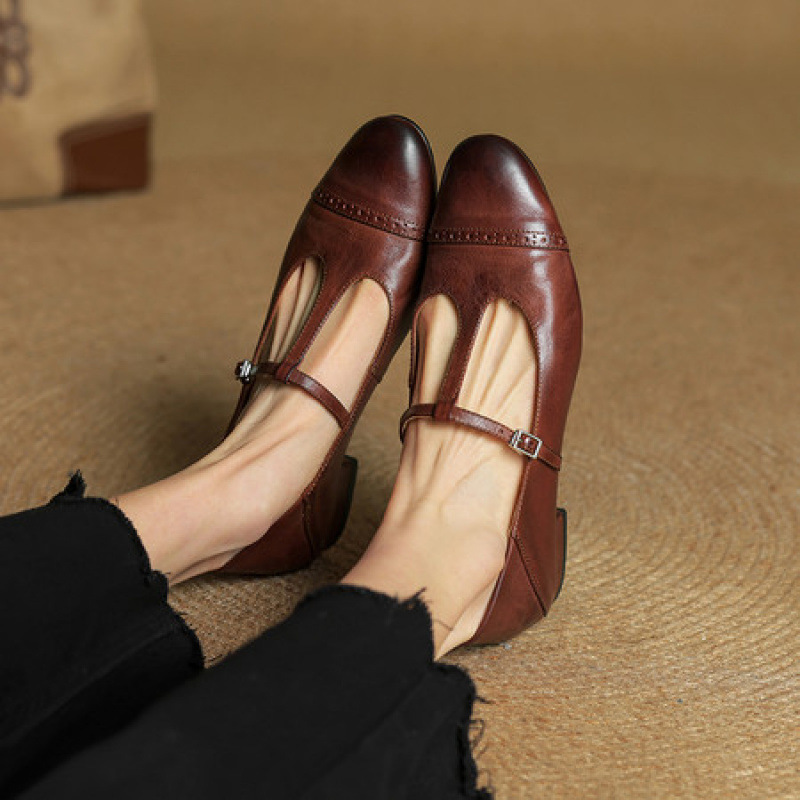 Women's T-shaped Buckle Old First Layer Cowhide Round Toe Flats foto 3