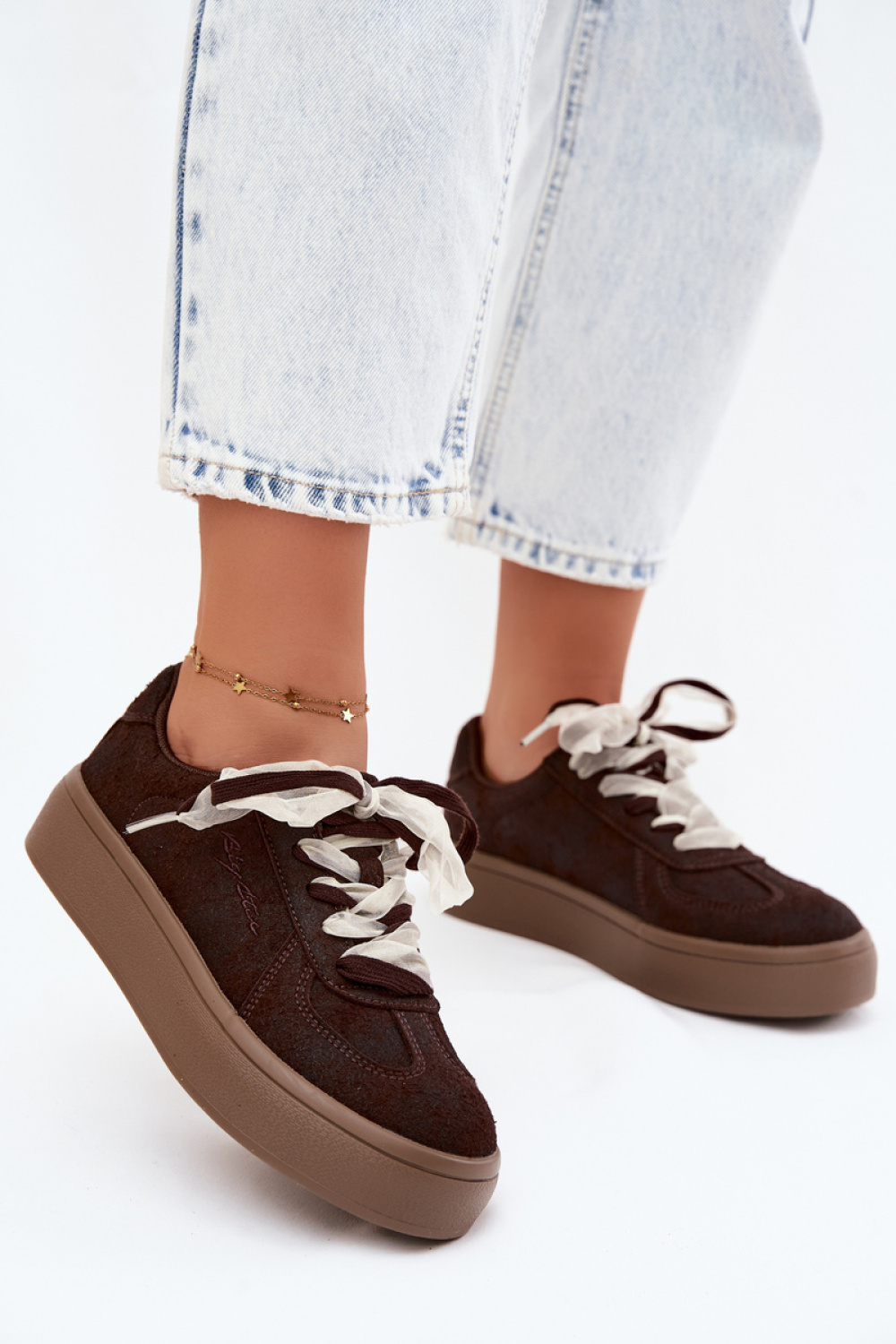 Sportschoenen op een platform Step in style