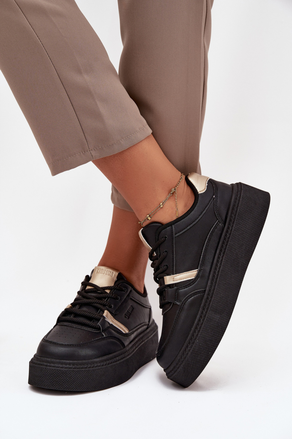 Sportschoenen op een platform Step in style foto 3