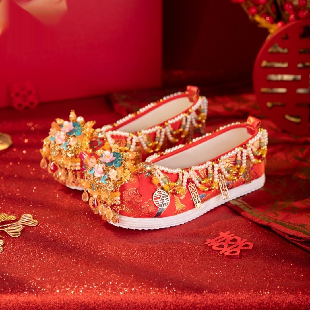 Handmade Original Chinese Wedding Shoes For Women, Red Heavywork Tassel Beaded Bride Xiuhe Shoes With Floral Decoration, Handcrafted Hanfu Shoes
