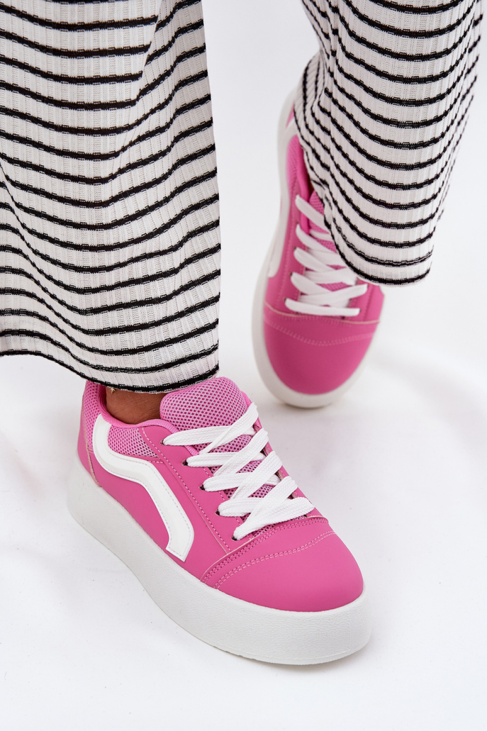 Sportschoenen op een platform Step in style