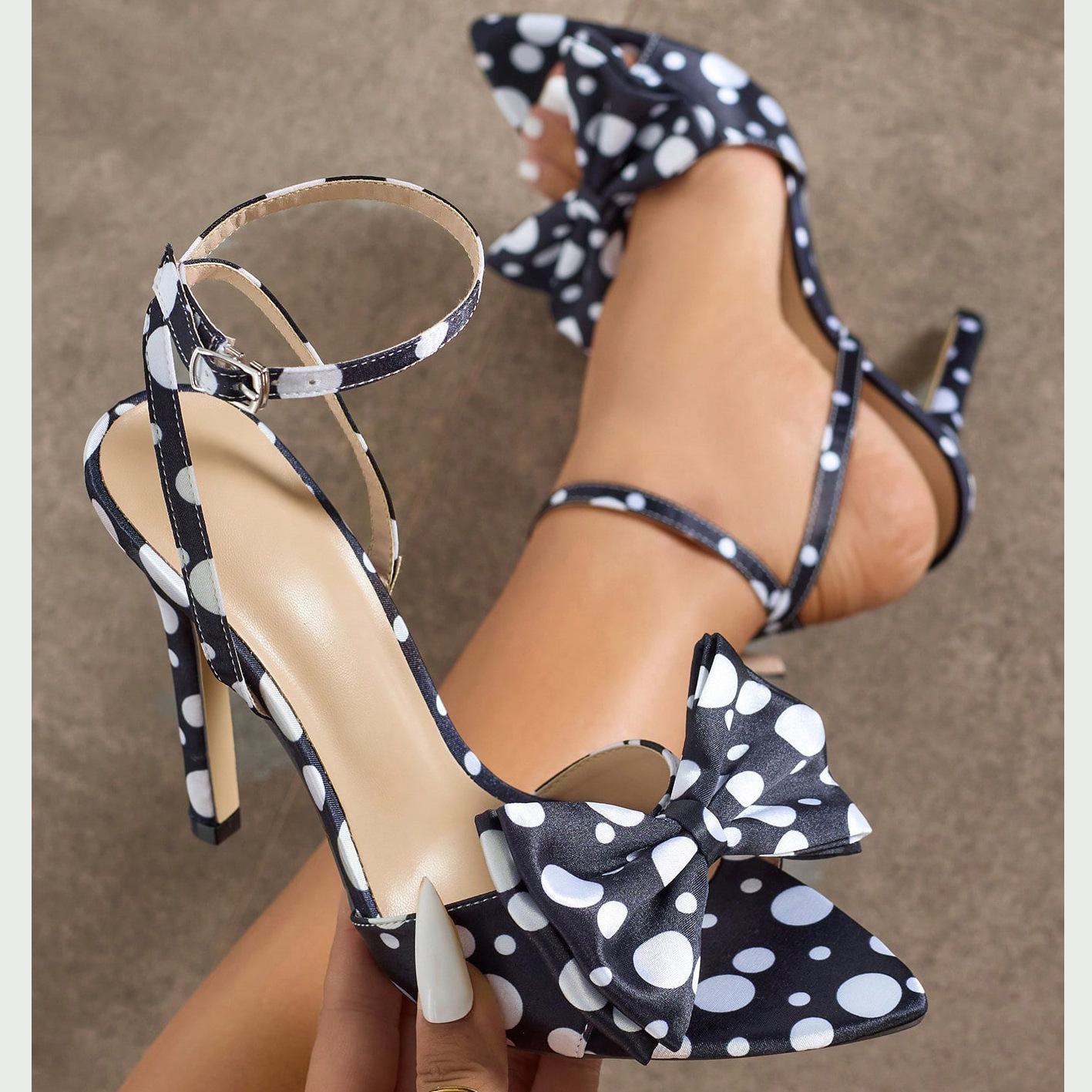Elegant High-end Silk Heels With A Delicate Polka-dot Pattern And A Refined Bowsoft Graceful And Utterly Sophisticated foto 2