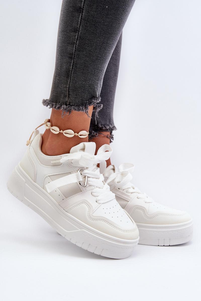 Sportschoenen op een platform Step in style