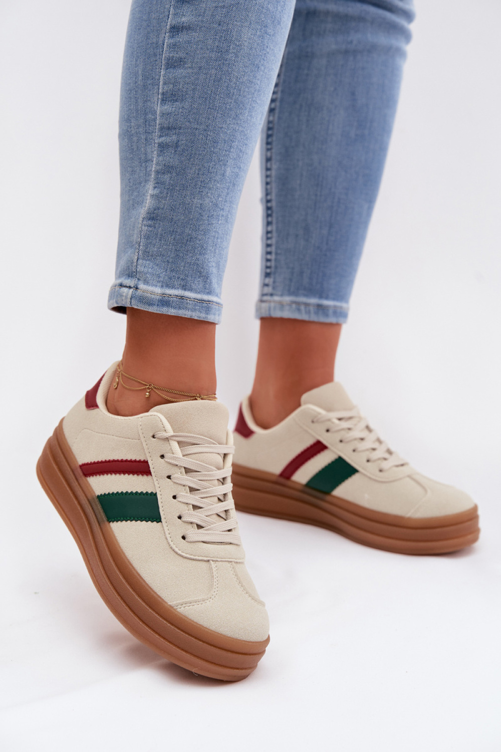 Sportschoenen op een platform Step in style