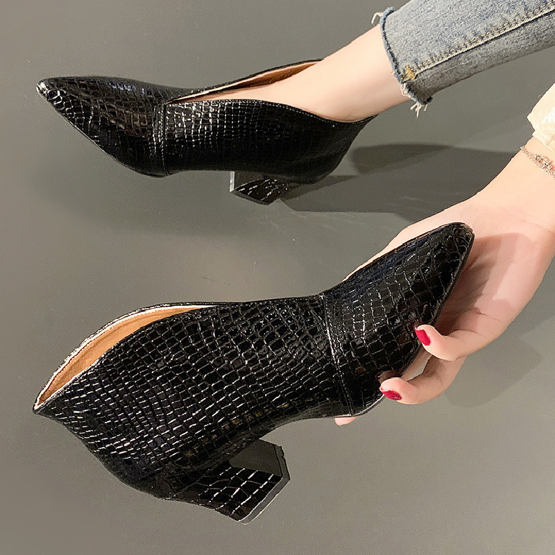 V Cut Women's Fashion Pointed Embossed Chunky Heel Martin Boots foto 3