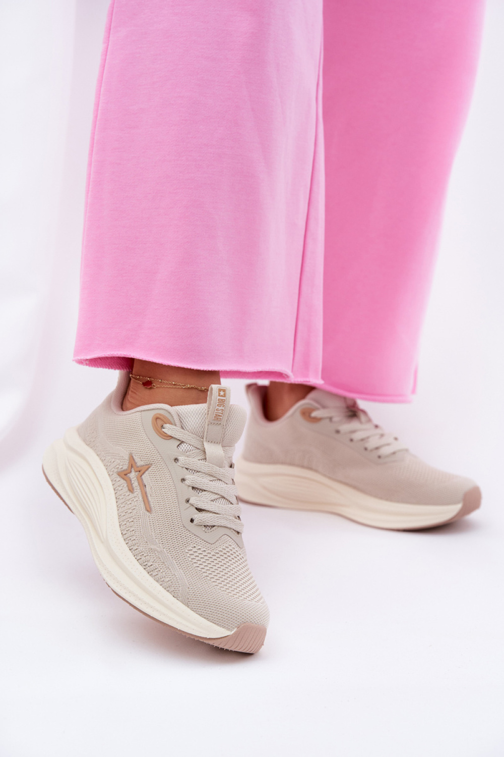 Sportschoenen op een platform Step in style