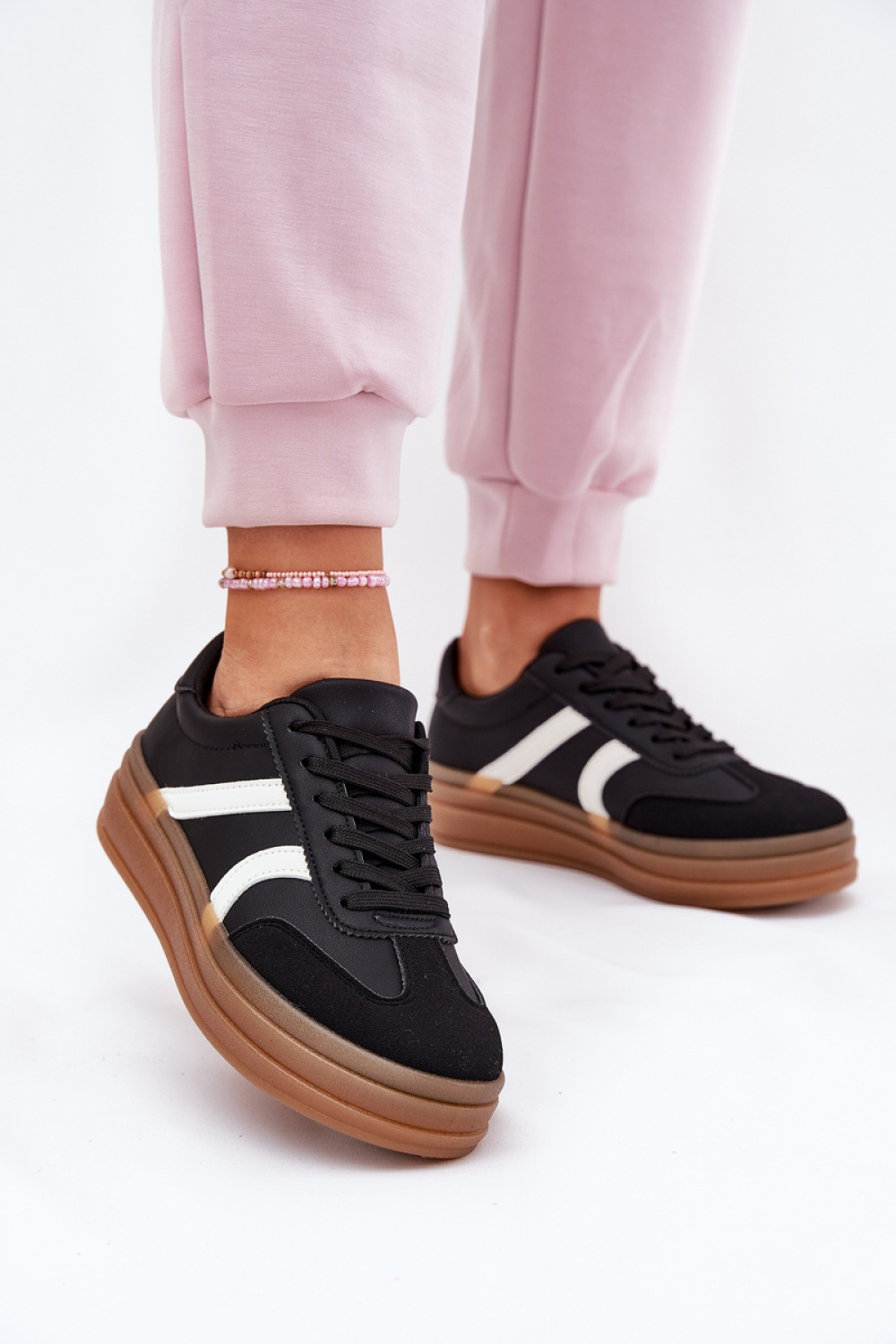 Sportschoenen op een platform Step in style